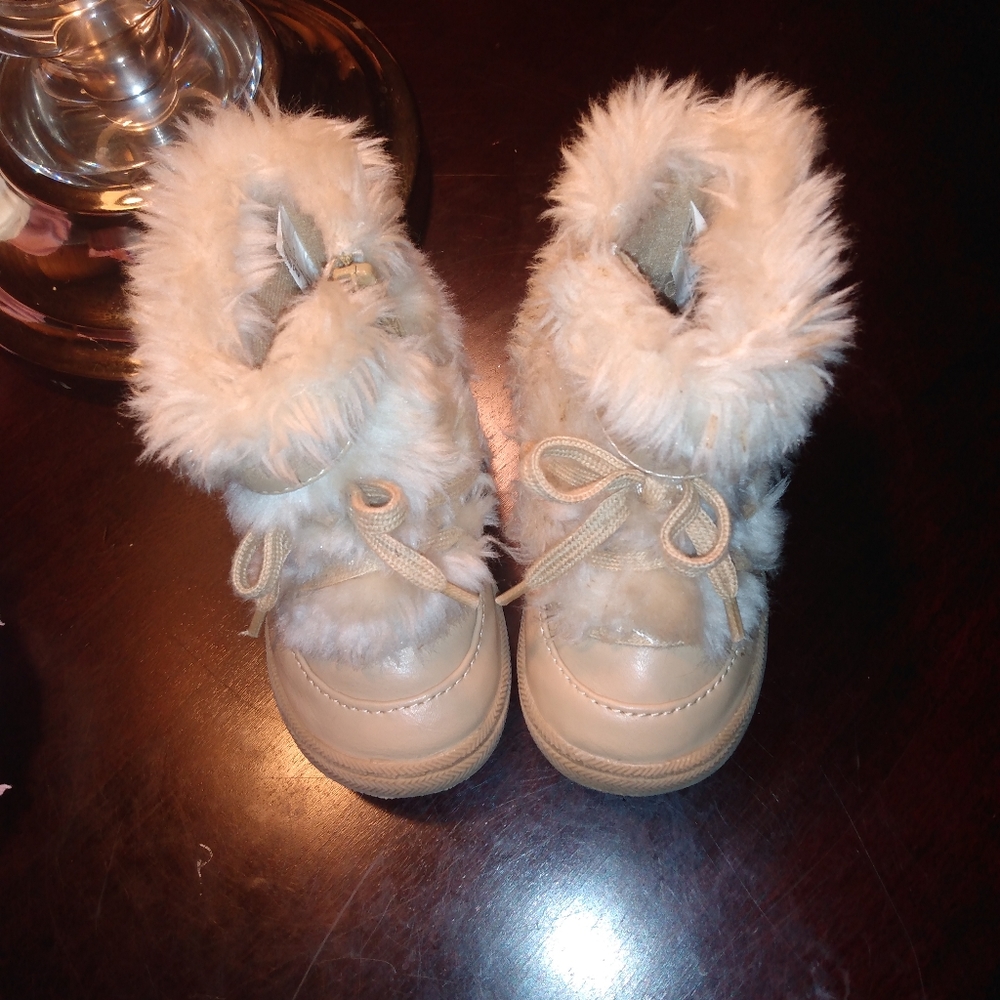 Genuine Kids boots faux fur.